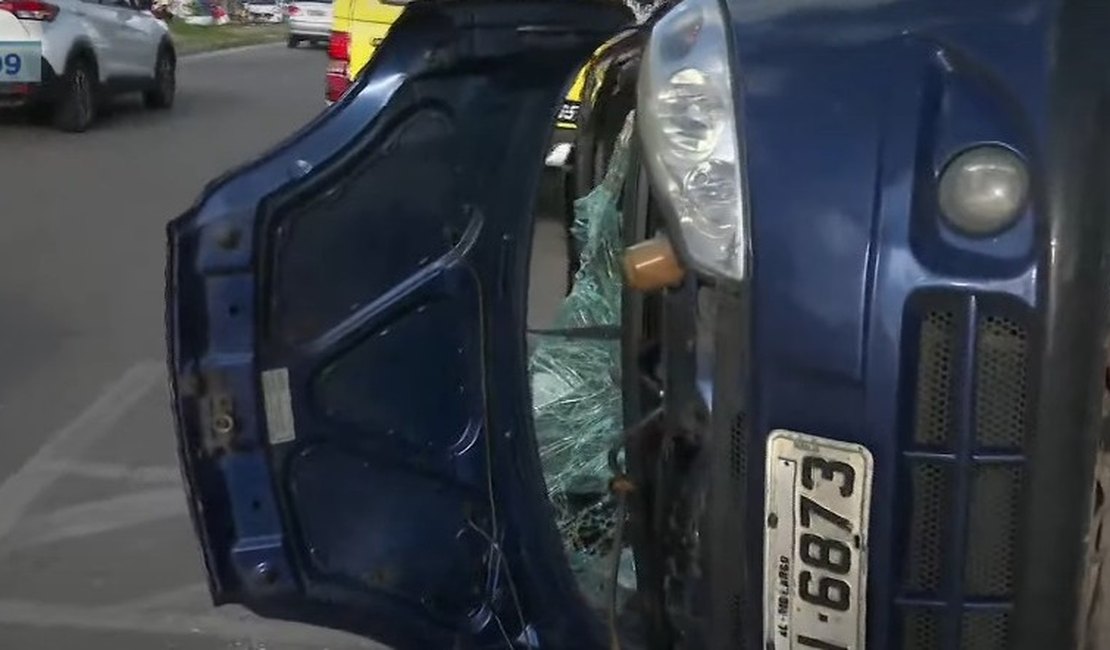 Carro capota após colidir com van na Avenida Siqueira Campos