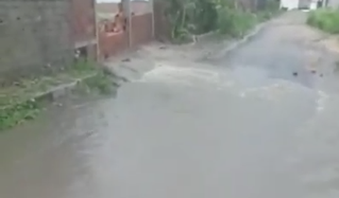 [Vídeo] Moradores cobram da prefeitura de Arapiraca solução para alagamentos no bairro Canafístula