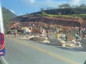 [Vídeo] Caminhão vira na BR-101 e populares saqueiam carga no município de Joaquim Gomes