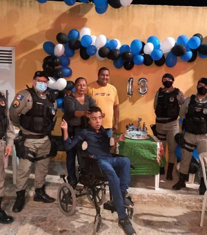 Criança portadora de paralisia cerebral comemora aniversário com presença de policiais militares em Mar Vermelho