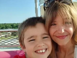 Menino de 10 anos salva a mãe durante convulsão em piscina; veja vídeo