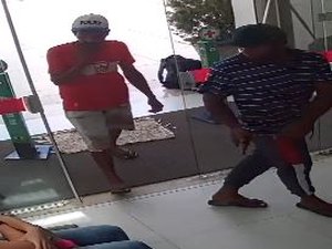 [Vídeo] Dupla armada assalta clientes e funcionários em loja de aluguel de roupas, em Arapiraca