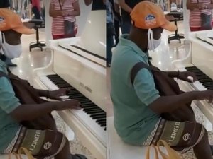 Ambulante toca Sinatra em piano de shopping e é contratado como músico