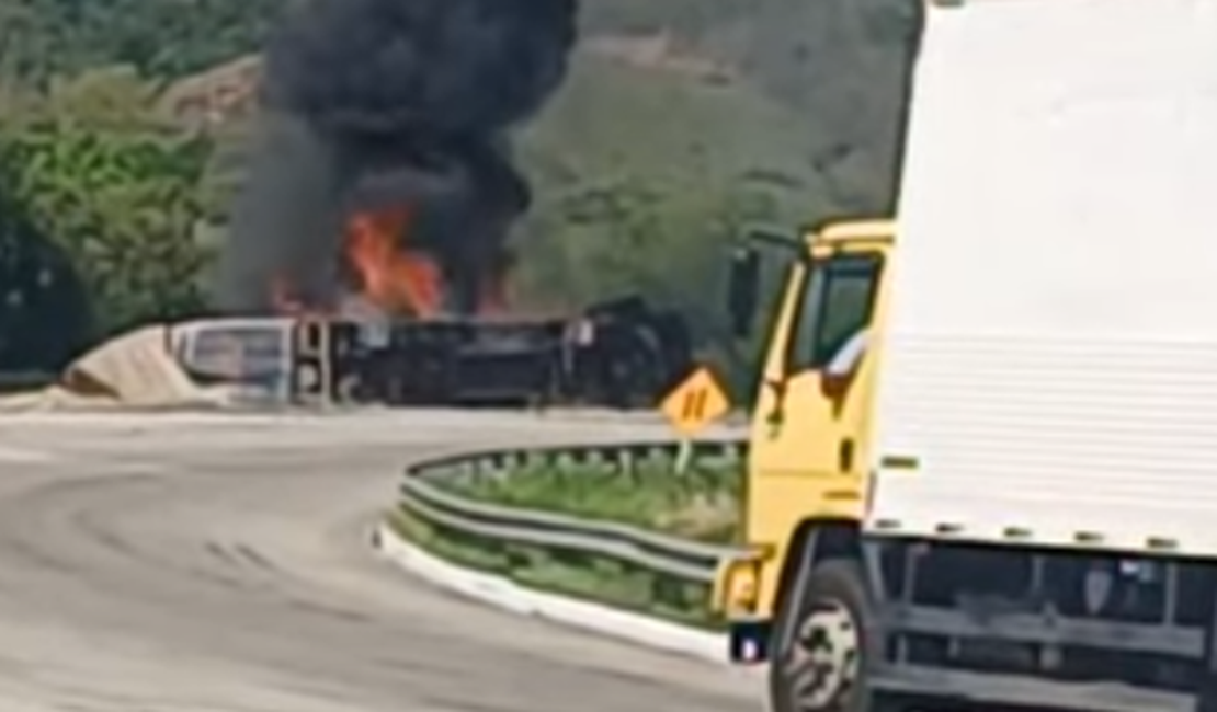 [Vídeo] Caminhão-tanque com diesel pega fogo após tombar na BR-101, em Alagoas