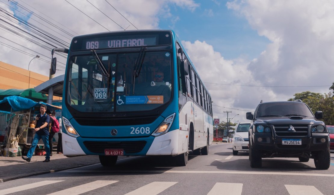 Homem é baleado após ônibus em que estava ser alvejado, em Maceió