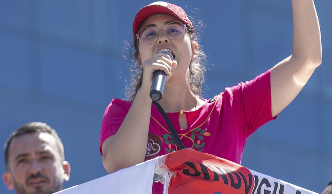 Teca Nelma sai em defesa do fim da escala 6x1; medida avança no Congresso Nacional