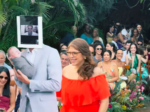 [Vídeo] Madrinha entra na cerimônia com boneco de papelão do marido, que cuidava de bebê
