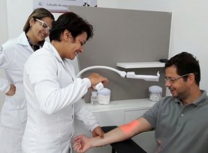 Em Arapiraca, laboratório surpreende pacientes com aparelho que localiza veias