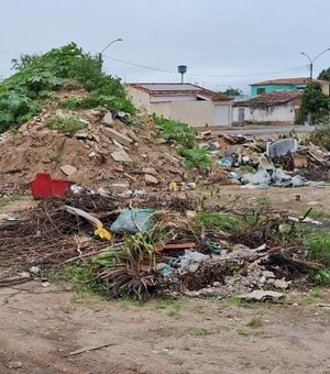 Moradores pedem providências para retirada de 'montanha de lixo' no bairro Verdes Campos