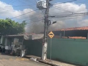 [Vídeo] Princípio de incêndio em escola deixa alunos em pânico no bairro Baixão em Arapiraca