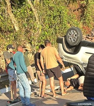 Capotamento deixa uma pessoa ferida na Ladeira do Catolé, em Satuba