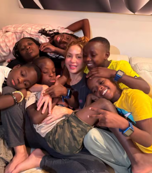 Shakira homenageia crianças do Ghetto Kids: 'Amo vocês como se fossem meus filhos'
