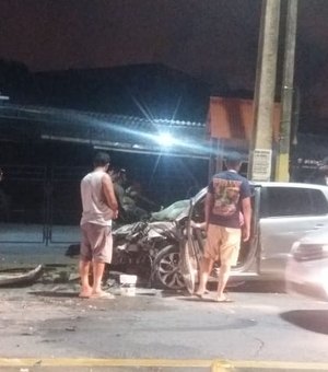 Grave acidente envolvendo dois carros deixa seis pessoas feridas