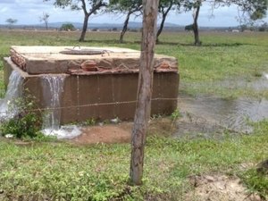 Casal vai consertar vazamento denunciado ao 7 Segundos em Girau