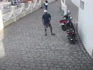 [Video] Homem furta motocicleta na Concatedral em Arapiraca