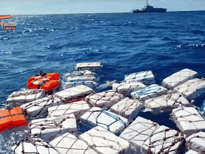 Itália apreende 2 toneladas de cocaína que estavam boiando no mar