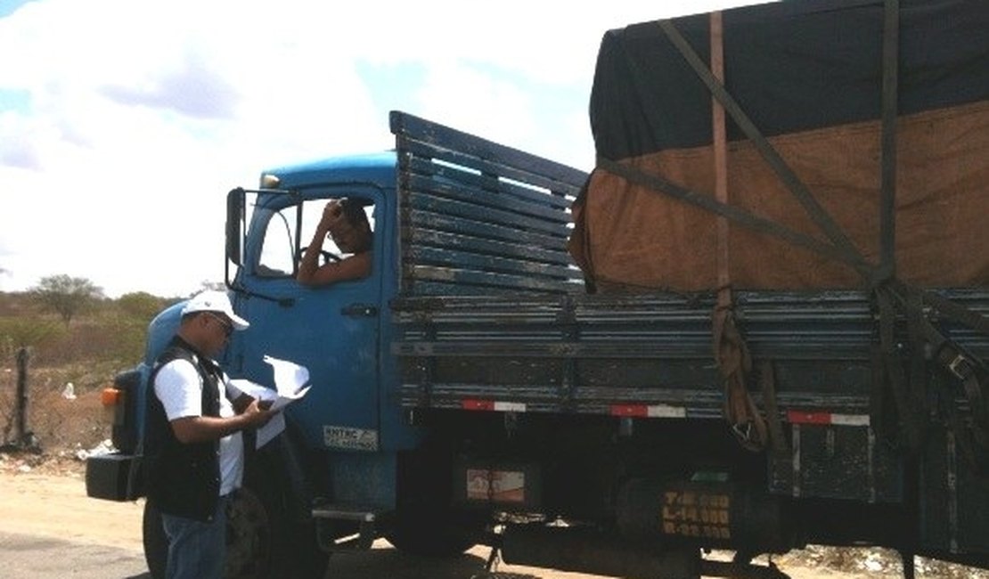 Operação especial vistoria mais de 260 veículos de carga no interior
