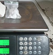 Mulher é flagrada com drogas durante abordagem em van na Mata Grande