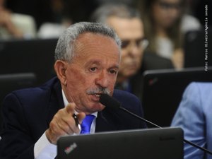 Benedito de Lira relata projeto que incentiva a produção de leite no País