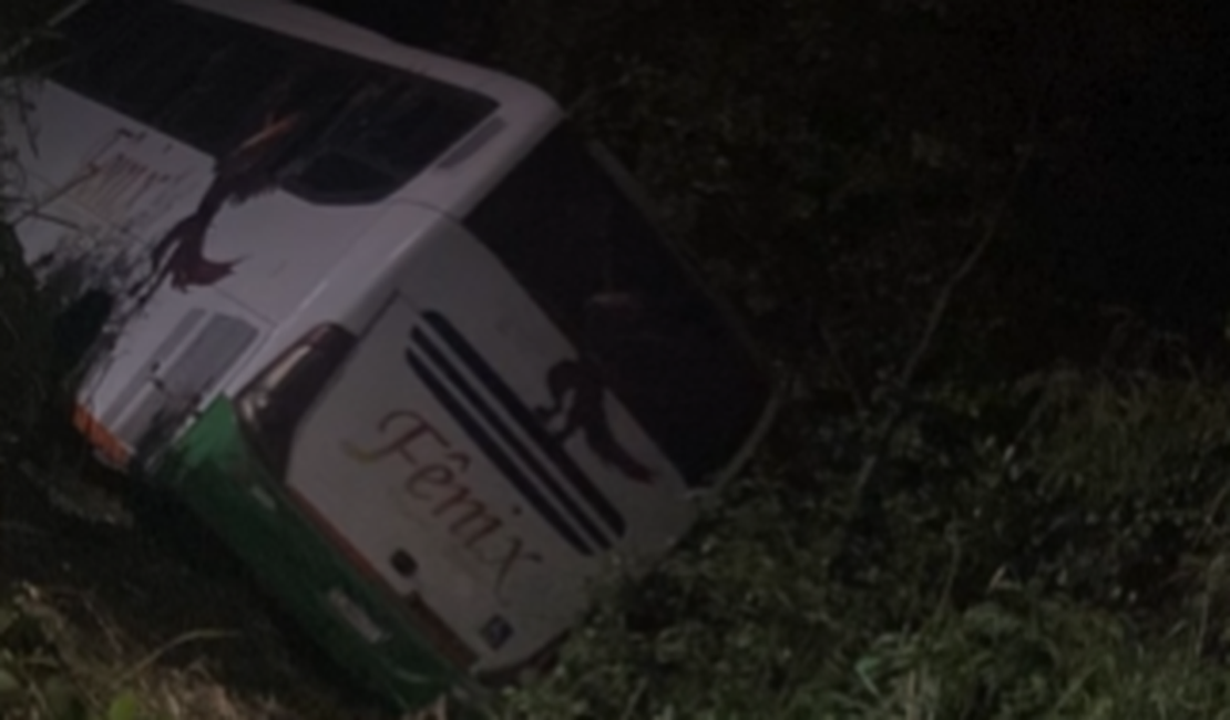 Ônibus despenca em ribanceira e causa pânico entre passageiros em Marechal Deodoro