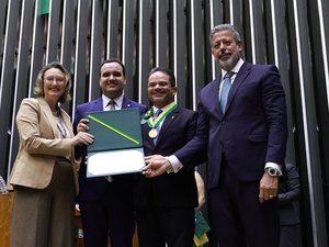 Ao lado de Arthur Lira, Marcelo Victor é condecorado pela Câmara dos Deputados