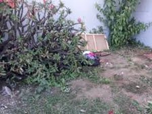 Travesti é espancada, tem roupas rasgadas e é amparada por vizinhos