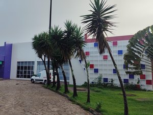 Colisão entre carro e moto deixa jovem ferido no município de Arapiraca