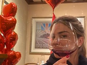 Caio Castro assume relacionamento sério com Grazi Massafera no Valetine's Day