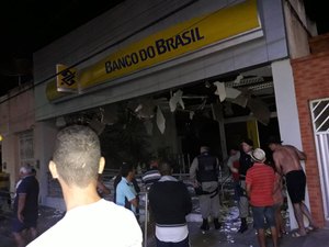 Grupo fortemente armado explode caixas eletrônicos no interior de AL