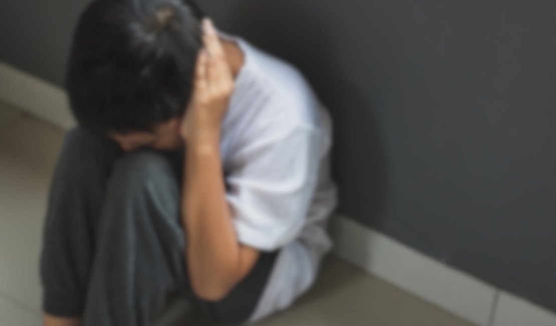 Terapeuta filmada puxando cabelos de criança autista em Maceió é proibida de atender