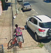 Homem furta bicicleta em frente a supermercado na Ponta da Terra, em  Maceió