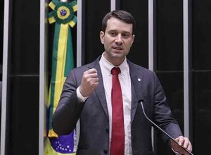 Deputado Daniel Barbosa volta a criticar a desigualdade de gênero e a violência contra as mulheres