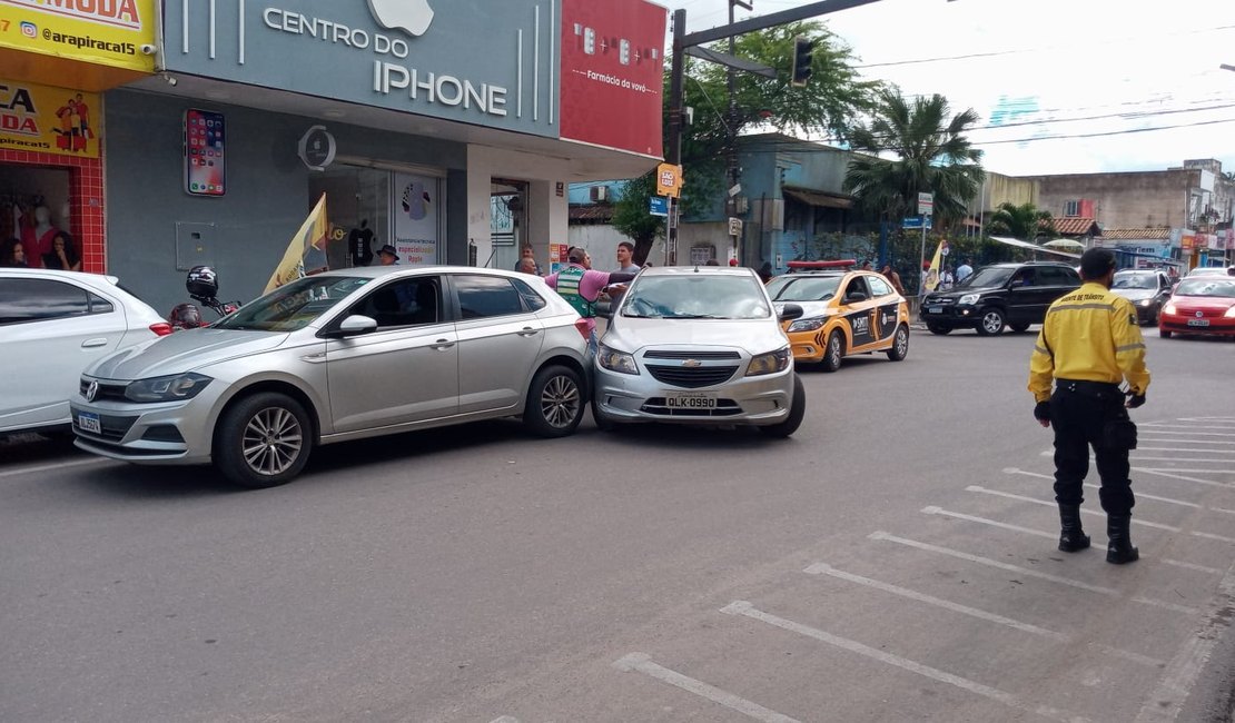 Colisão traseira deixa trânsito lento na Avenida Rio Branco, em Arapiraca