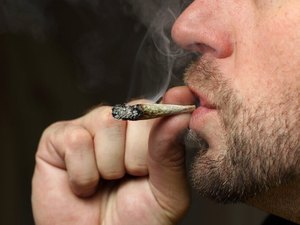 Lei que multa uso de maconha e outras drogas em espaços públicos entra em vigor em AL; veja os detalhes