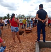 [Vídeo] Vítimas de triplo homicídio são sepultadas em Arapiraca; duas crianças sobreviveram