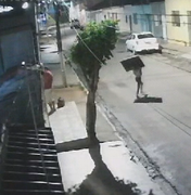 [Vídeo] Casal é flagrado furtando objetos de residência durante a madrugada em Arapiraca