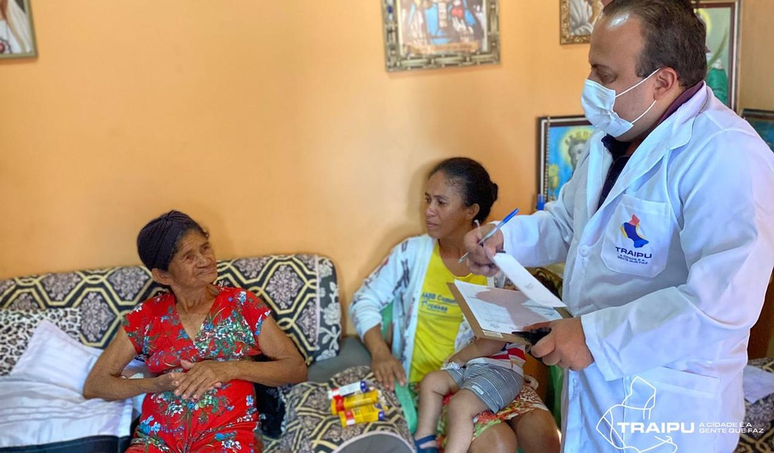 Idosos recebem atendimento médico domiciliar em Traipu