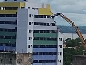 Vídeo registra máquina demolindo prédio abandonado no Pinheiro, em Maceió