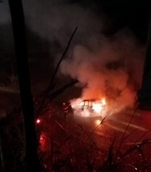 [Vídeo] Carro fica totalmente incendiado em São Luís do Quitunde