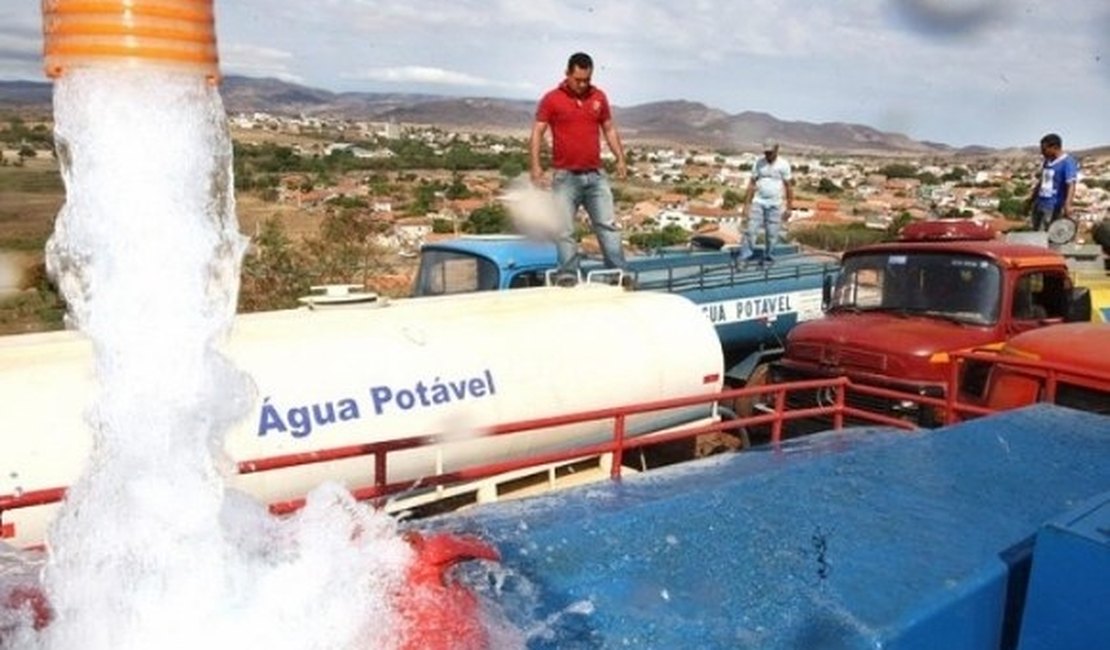 Sertanejos são beneficiados com operação carro-pipa