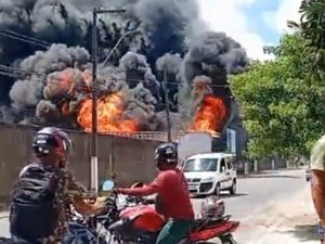 Caminhão-baú pega fogo no Conjunto Salvador Lira, em Maceió