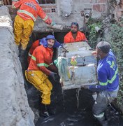 Operação Língua Suja retira geladeira do sistema de drenagem na Avenida Comendador Gustavo Paiva