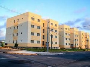 PM reforça segurança em residencial em que mãe e filho foram mortos