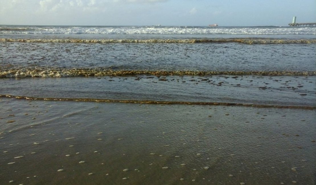 Mancha escura aparece no mar e assusta moradores em Maceió