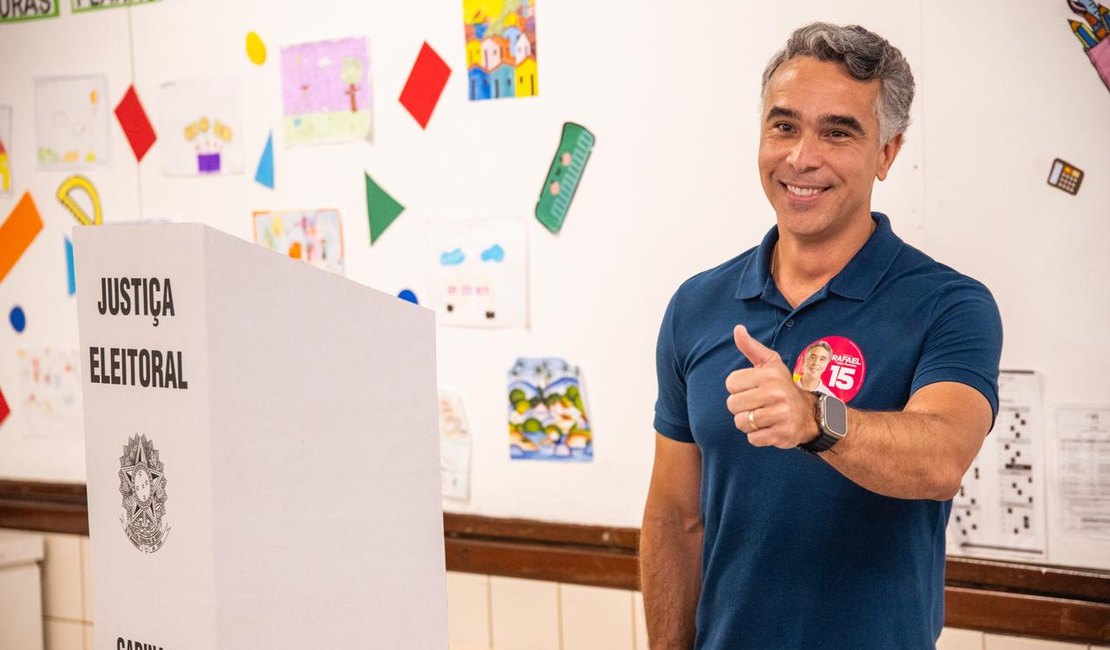 Rafael Brito vota na Ponta Verde e comenta: 'Trabalhar por uma cidade melhor'