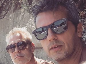 Galã da Globo nos anos 1990, ator posa com o marido e ganha elogios dos fãs