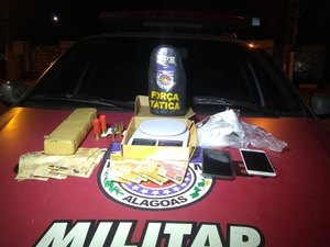 Casal é preso com quase 1kg de maconha, munições e R$ 2 mil, em Maceió