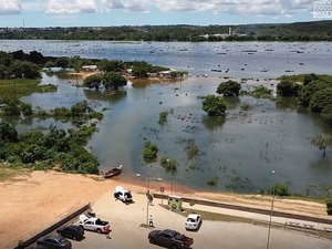 Aumento da vazão do São Francisco invade a prainha de Penedo e Defesa Civil orienta desocupação