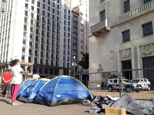 Após mortes por covid, moradores de rua acampam na prefeitura