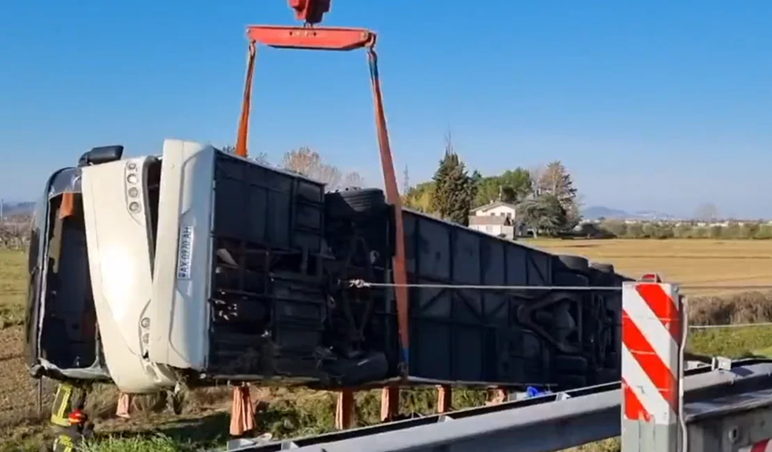 Ônibus que transportava ucranianos capota na Itália e deixa ao menos um morto